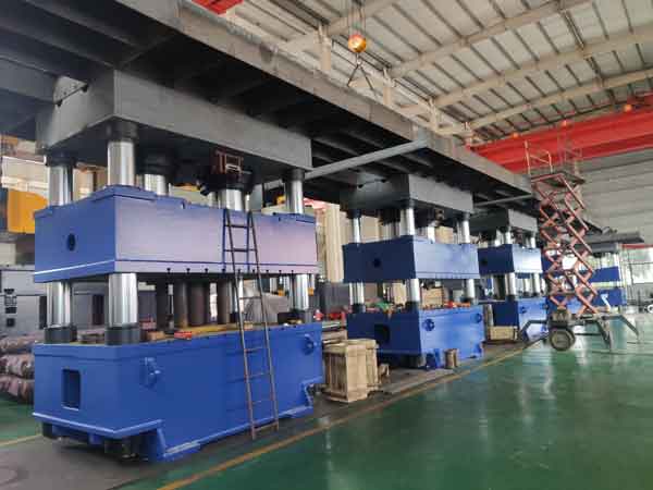 大型液壓機(jī)裝配車間