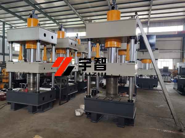 200噸三梁四柱液壓機裝配現場圖