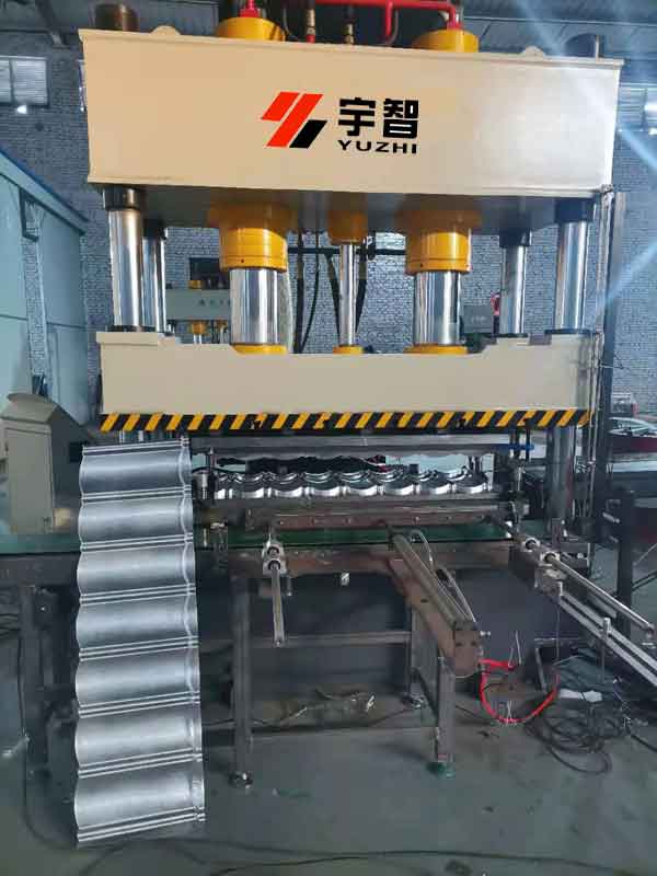 315噸四柱液壓機客戶現場圖