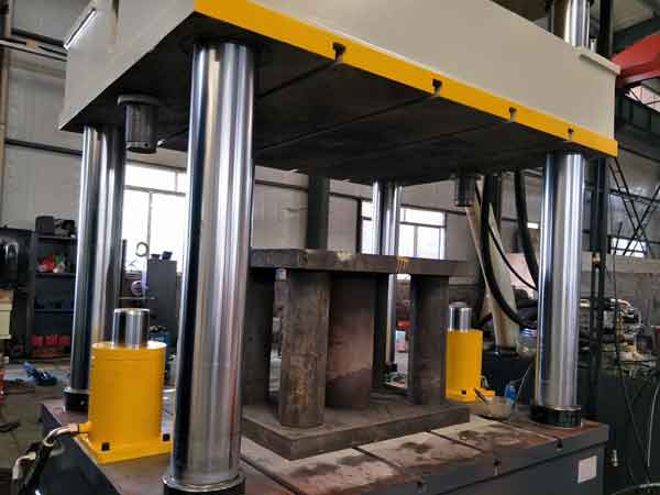 500噸四柱液壓機緩沖杠裝置細節圖