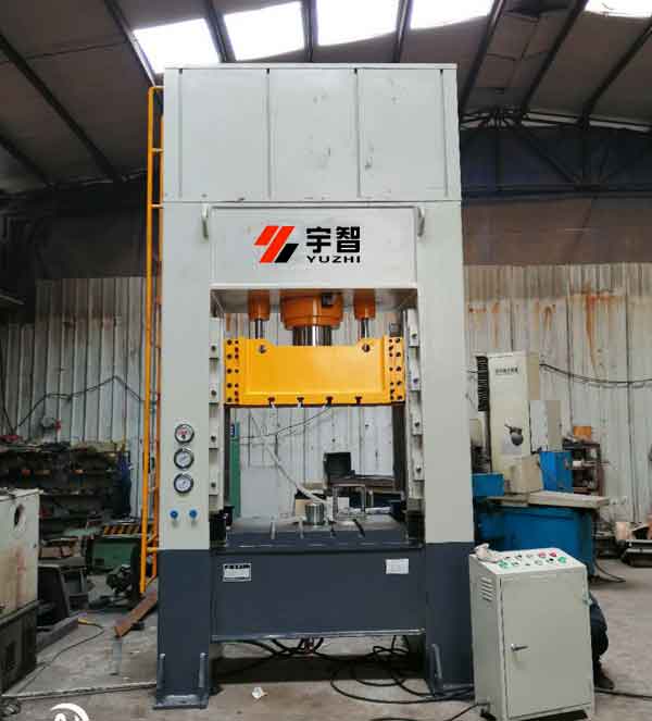 200噸框架式液壓機(jī)客戶安裝現(xiàn)場(chǎng)圖