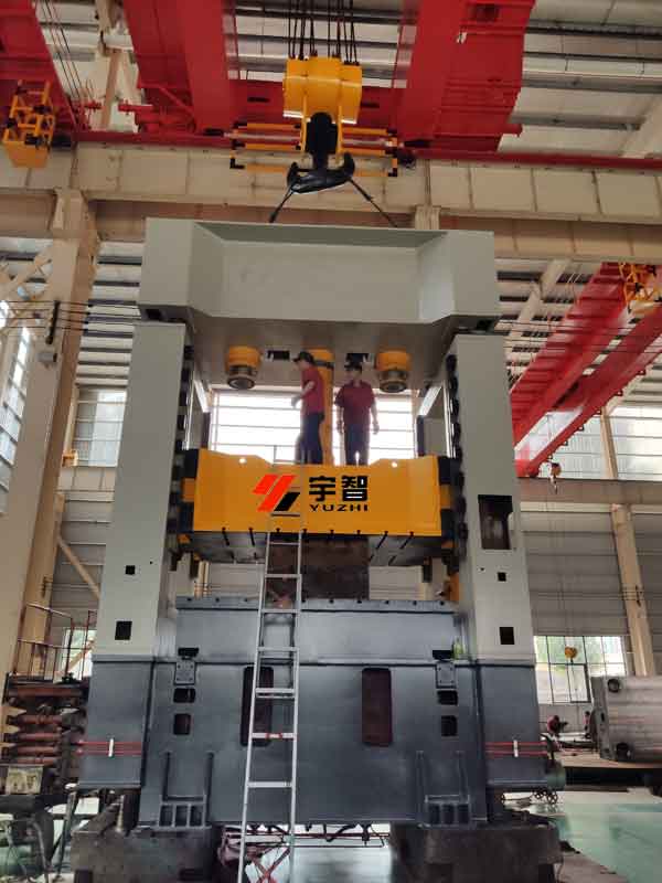 630噸框架式液壓機(jī)裝配現(xiàn)場(chǎng)圖