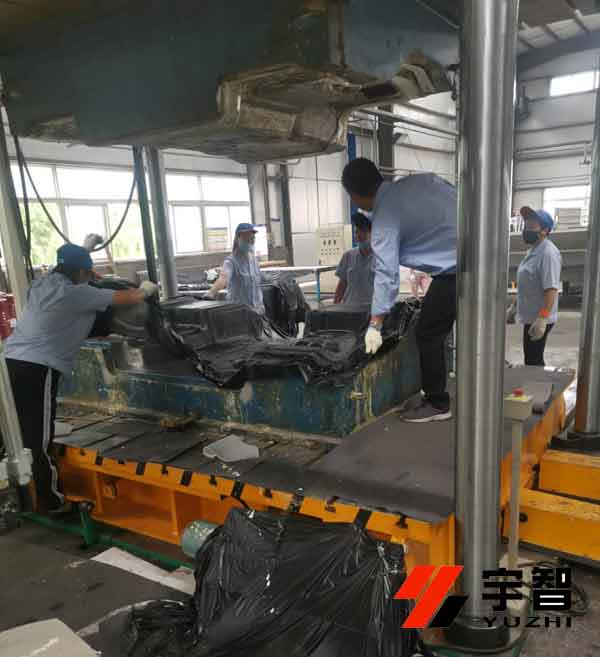 汽車內飾件成形液壓機試壓現場圖