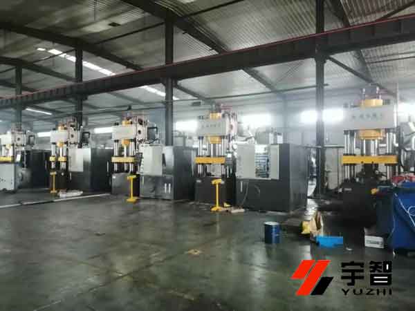 500噸四柱液壓機客戶現場安裝圖