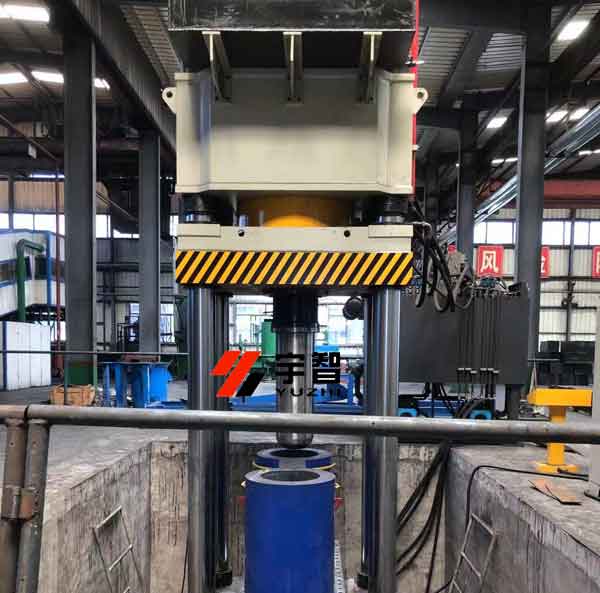 石墨碳素坩堝成形液壓機客戶安裝現場