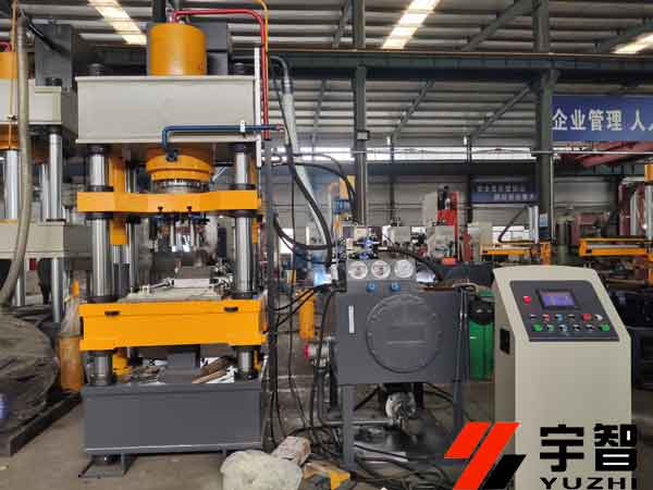 200噸陶瓷粉末成形液壓機車間實物圖