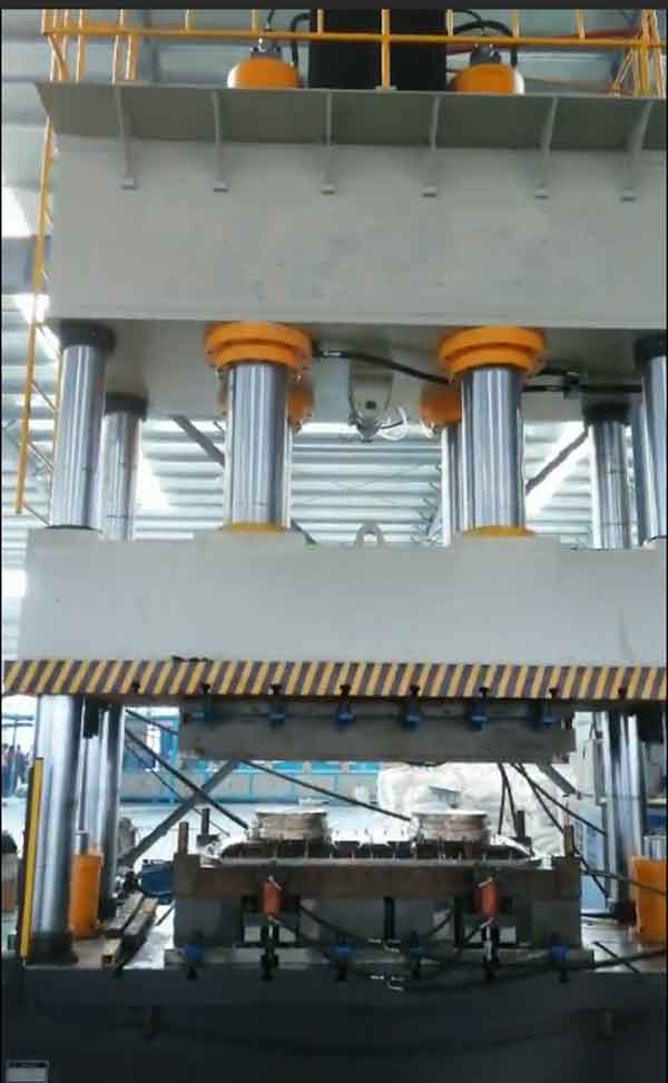 玻璃鋼凈水槽模壓成形現場圖