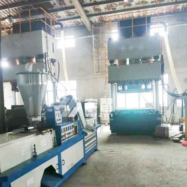 630噸1200噸四柱模壓機客戶現場圖