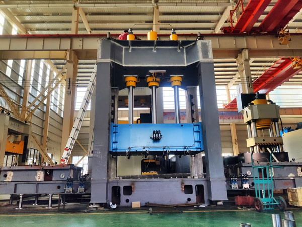 200噸框架式液壓機車間實物圖