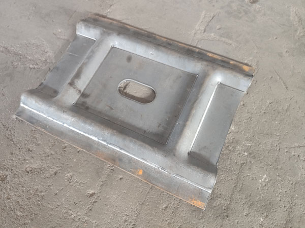 沖壓完成的W鋼帶護板