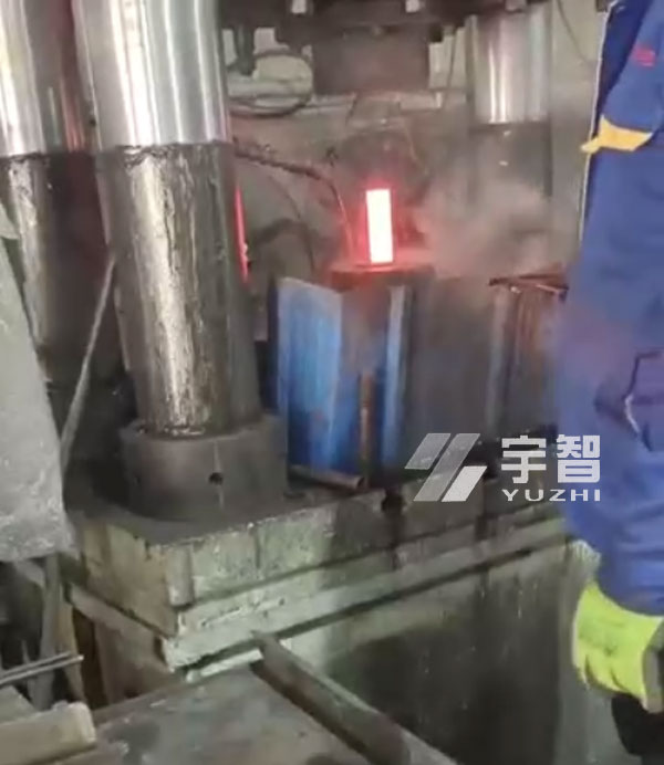 礦用截齒溫?cái)D壓成型現(xiàn)場(chǎng)