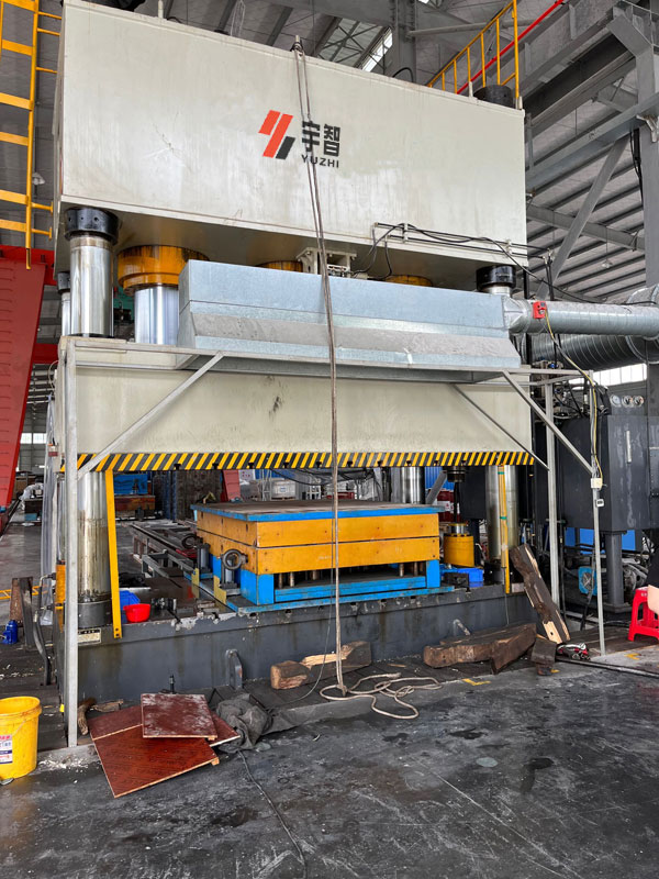 2000噸SMC復合材料保險杠模壓成型液壓機