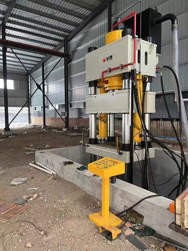 五梁四柱匣缽液壓機用戶現場